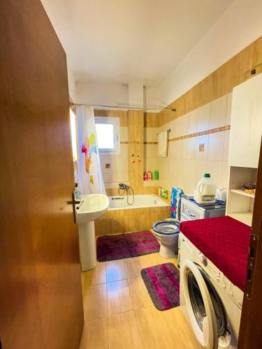 bagno con lavandino e lavatrice di Lucky's House a Preveza