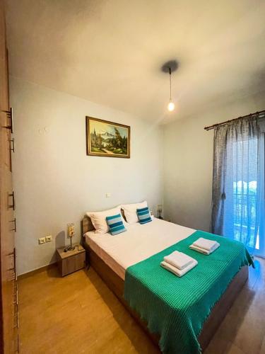 una camera con un letto e una coperta verde di Lucky's House a Preveza