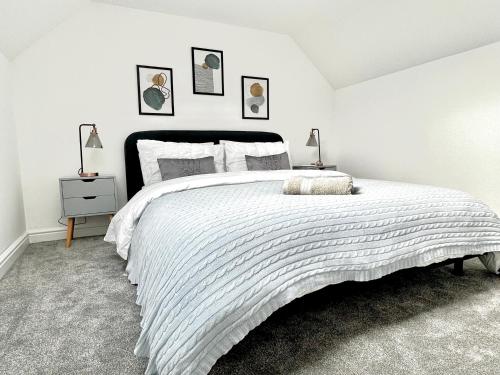 1 dormitorio con 1 cama blanca grande y 2 lámparas en Central, Stylish - 2 Bed Property, The Stable @ Warrenfield, Free WiFi & Parking, en Islas Orcadas