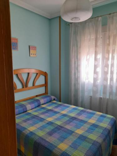 una camera da letto con un copriletto colorato di Casa Maria Luisa a Santo Tomé