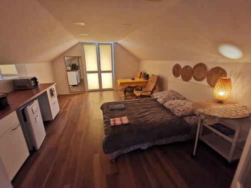 ein Schlafzimmer mit einem Bett und einem Tisch sowie eine Küche in der Unterkunft Dach nad głową in Szczecinek
