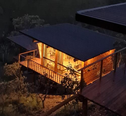 una casa con un panel solar en el techo en Rustik, en Alto Paraíso de Goiás