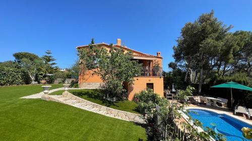 uma villa com uma piscina e uma casa em Bellavista em Begur
