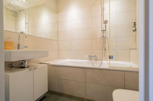 uma casa de banho com uma banheira e um lavatório em The Good Place in Kreuzberg Berlin em Berlim