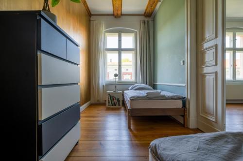 1 Schlafzimmer mit 2 Betten und einem Fenster in der Unterkunft The Good Place in Kreuzberg Berlin in Berlin