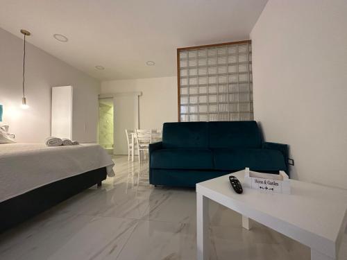 ein Wohnzimmer mit einem blauen Sofa und einem Tisch in der Unterkunft La vie est belle in Neapel