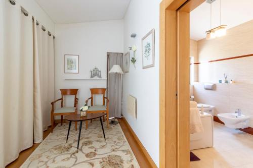 łazienka ze stołem, krzesłami i umywalką w obiekcie Quintinha do Miradouro - casa completa com 4 quartos! w mieście Mesão Frio