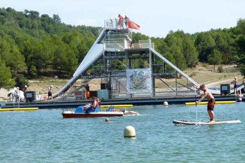 Deux personnes sur des planches de paddle dans l'eau dans l'établissement Maison sur les hauteurs de Carcassonne, à Carcassonne