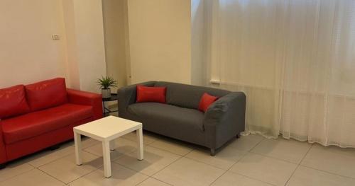 sala de estar con sofá y mesa en Downtown spacious Apartment, en Haifa
