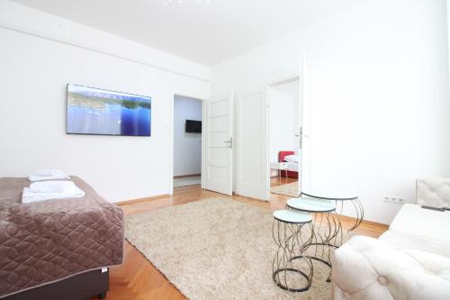 Una televisión o centro de entretenimiento en Apartment Roma at Bascarsija