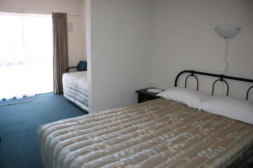 Un pat sau paturi într-o cameră la 88 Wallace Court Motel