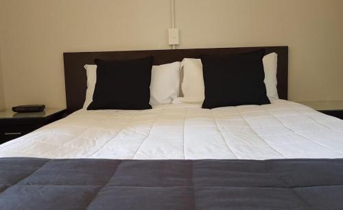 En eller flere senge i et værelse på 88 Wallace Court Motel