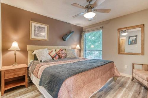 Schlafzimmer mit einem Bett und einem Deckenventilator in der Unterkunft Pointe Royale Condo Retreat in Branson in Branson