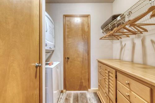 una cucina con armadio in legno e una lavanderia di Pointe Royale Condo Retreat in Branson a Branson