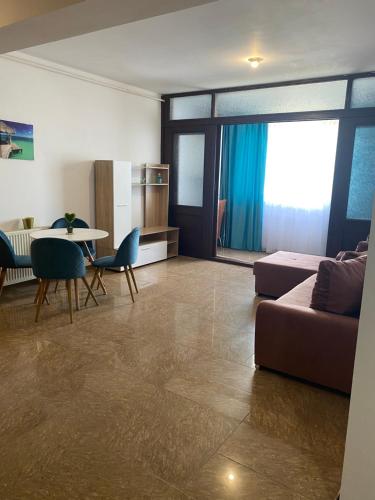 uma sala de estar com um sofá e uma mesa em Mamaia Nord Apartament em Mamaia