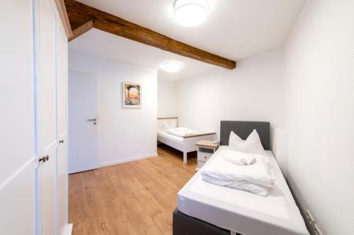 a bedroom with a bed and a desk in a room at Stay and Work Apartment - 8 single beds - central in Gronau