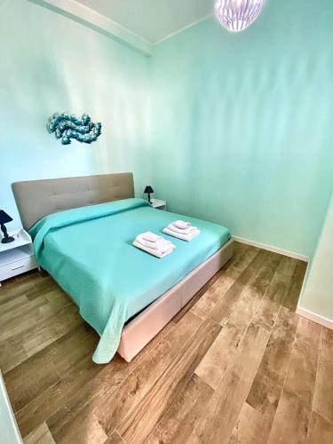 a bedroom with a bed with two towels on it at Bilocale Nucarella in Scilla