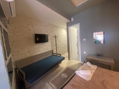 a living room with a couch against a brick wall at Corali in Menídion