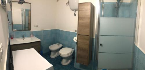 ヴィエトリにあるcasa vacanze clausのバスルーム(トイレ、洗面台、シャワー付)