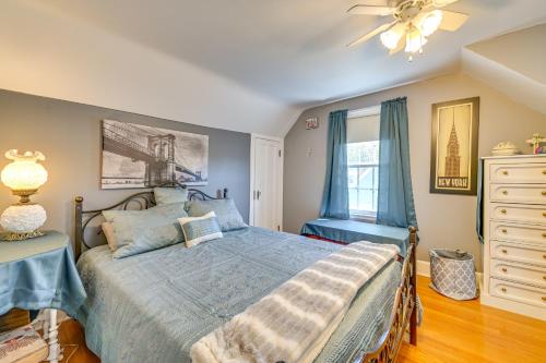 En eller flere senge i et værelse på Pet-Friendly Gloversville Cottage Near Golf Course