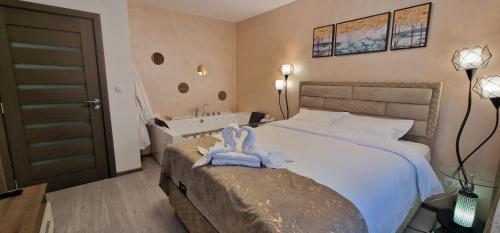 Un pat sau paturi într-o cameră la All In Jacuzzi Apartment