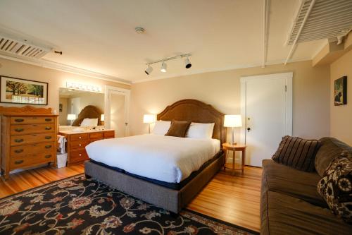 1 dormitorio con 1 cama grande y 1 sofá en Inviting Colorado Springs House with Spacious Deck! en Colorado Springs
