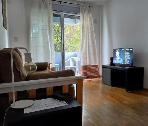 a living room with a couch and a tv at DEPARTAMENTO a PASOS del CENTRO, BARRIO NORTE, 4 PERSONAS in La Plata