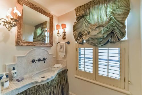 bagno con lavandino e specchio di Elegant French Patio Home with Private Pool a Houston