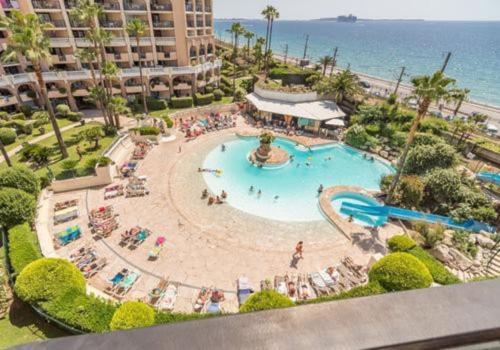 Bazén v ubytování magnifique APPARTEMENT vue mer Parking Piscine Plage Climatisé nebo v jeho okolí
