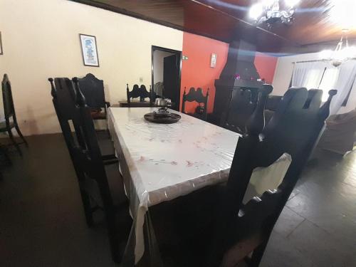 comedor con mesa blanca y sillas en Pousada Terra Nostra, en Serra Negra