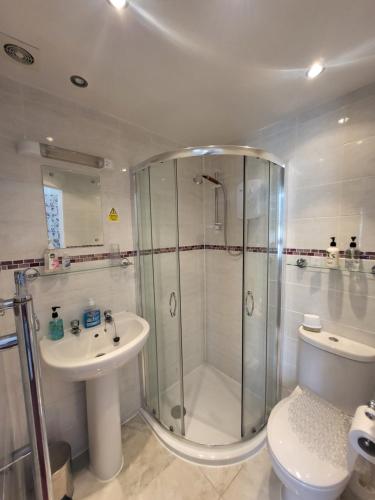 y baño con ducha, aseo y lavamanos. en Florence Guest House, en Weston-super-Mare