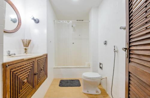 a bathroom with a toilet and a sink and a shower at Santa Teresa Junto à Natureza in Rio de Janeiro