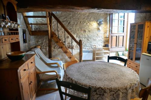 eine Küche mit einem Tisch und Stühlen im Zimmer in der Unterkunft Maison d'une chambre a Perrigny sur Armancon in Perrigny-sur-Armançon