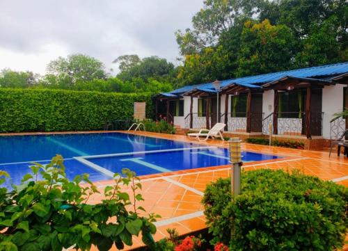 una piscina frente a una casa en Cabañas El Samán Villavicencio, en Villavicencio