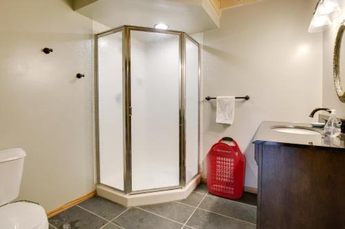 e bagno con doccia, servizi igienici e lavandino. di Lakefront Fence Home with Private Hot Tub! 