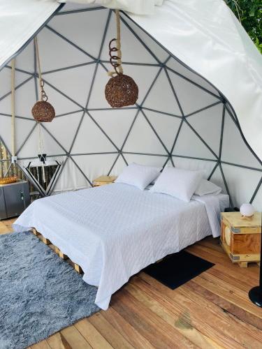 ein Schlafzimmer mit einem Bett in einem Zelt in der Unterkunft Drora glamping in Pereira