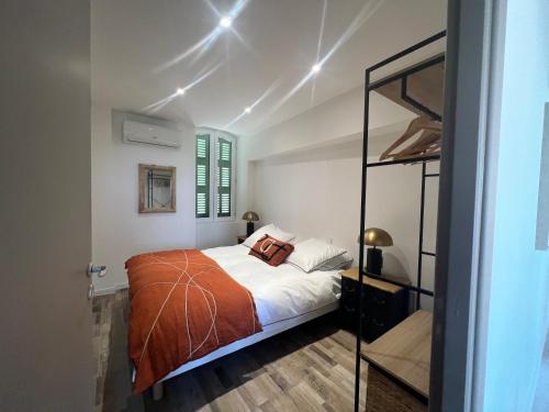 a bedroom with a bed and a glass shelf at Appartement spacieux et agréable in Callian