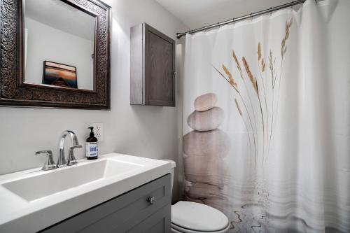 Ένα μπάνιο στο Modern Cabin w Hot Tub & Indoor Pool Gym Access!
