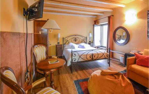 - une chambre avec un lit, une table et une chaise dans l'établissement Awesome Home In Verona With Kitchen, à Vérone