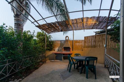 En balkong eller terrasse på צימר ארבלית - ליד טבריה ו כנרת בגליל ב ארבל צפון הארץ