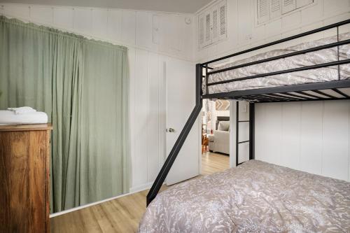 Двухъярусная кровать или двухъярусные кровати в номере Modern Cabin w Hot Tub, Wifi & Huge Deck!