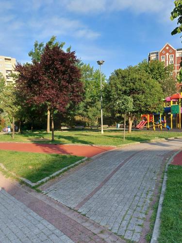 um parque com uma estrada de paralelepípedos e um parque infantil em B.A.A Sabiha Gökçen em Istambul