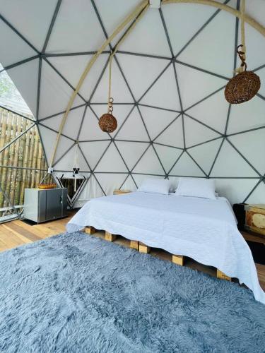um quarto com uma cama numa tenda em Drora glamping em Pereira