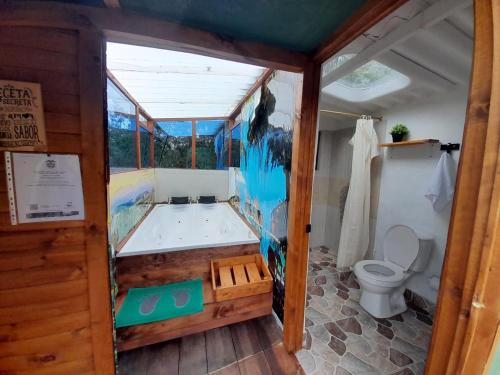 bagno con vasca e servizi igienici di Glamping La Cacica a Guatavita
