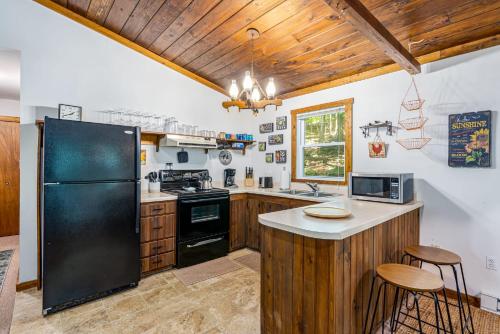 Dapur atau dapur kecil di Tucked Away w Hot Tub, Fire Pit, Deck, & WiFi