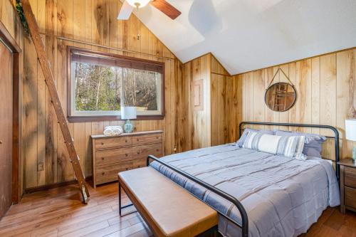 Postel nebo postele na pokoji v ubytování Stone Chalet - Amazing Views Hot Tub & Huge Deck