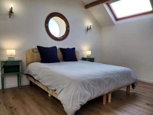 Ένα ή περισσότερα κρεβάτια σε δωμάτιο στο Maison chaleureuse et familiale.