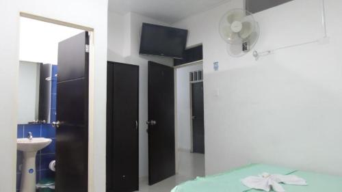 Zimmer mit einem Bad mit einem Waschbecken und einem Spiegel in der Unterkunft Hotel Boutique San Juan in Neiva