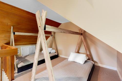 מיטה או מיטות קומותיים בחדר ב-Chipper View