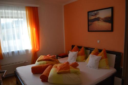 ein Schlafzimmer mit einem Bett mit bunten Kissen darauf in der Unterkunft Ferienwohnung für 6 Personen ca 96 m in Hermagor, Kärnten Skigebiet Nassfeld Pressegger See in Hermagor